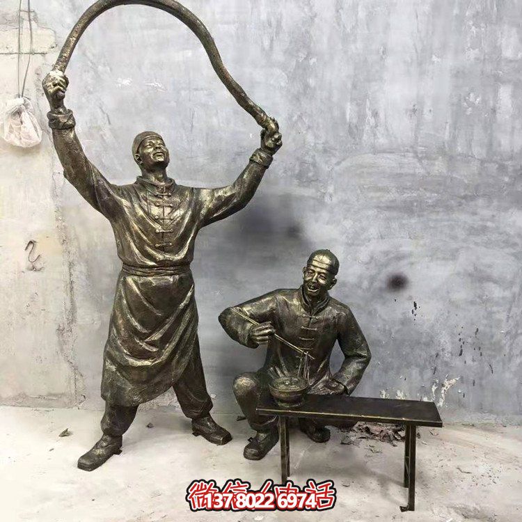 仿銅人物雕塑，裝點現(xiàn)代城市街道