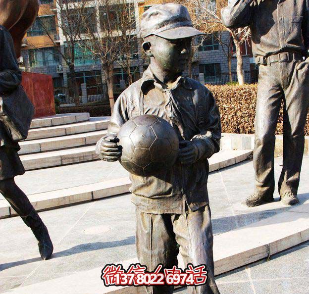 鑄銅雕塑，點綴小學廣場，傳遞小學生足球精神