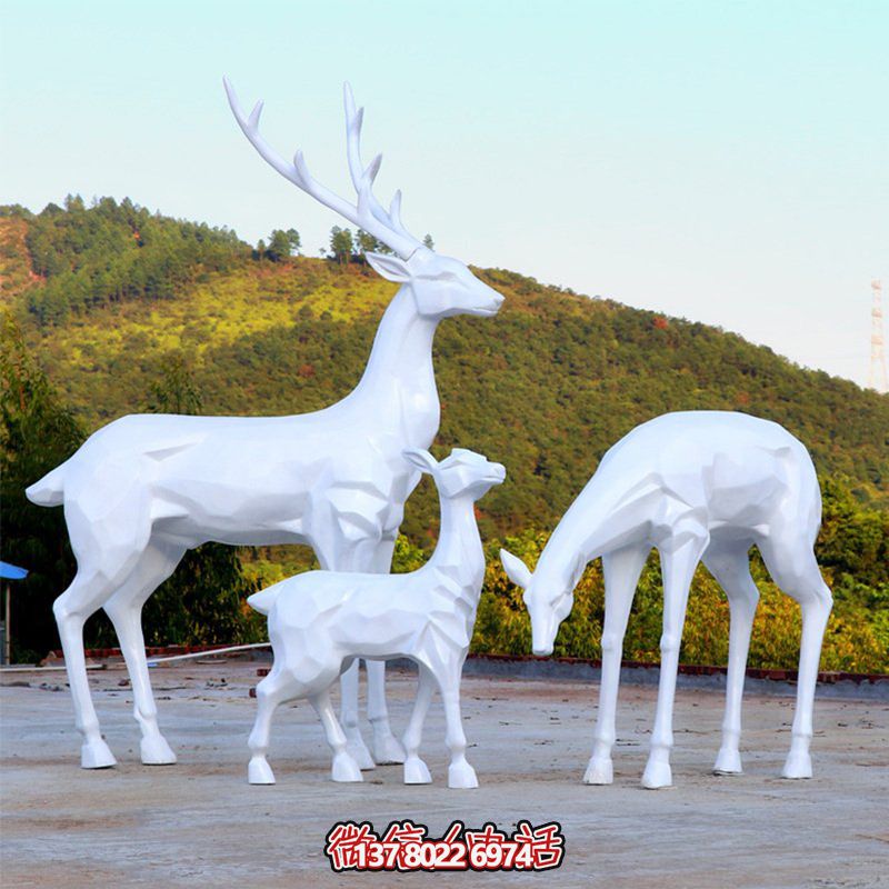 玻璃鋼梅花鹿雕塑，讓一家三口在公園戶外玩耍