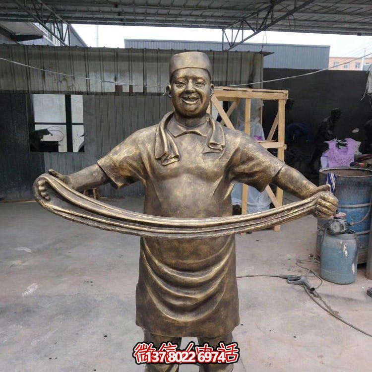 玻璃鋼仿銅戶(hù)外園林景觀拉拉面人物雕塑