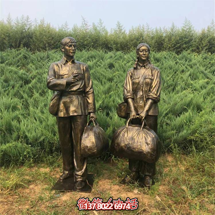 手工雕刻民俗小品，玻璃鋼仿銅人物拿行李的車站裝飾品