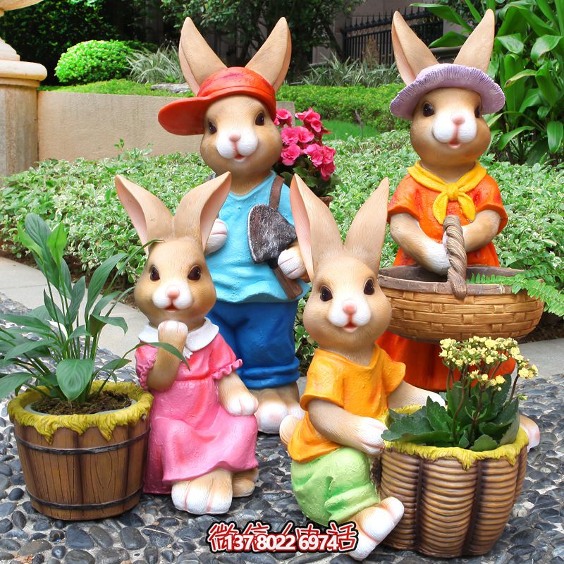 玻璃鋼彩繪兔子雕塑，為花園景區(qū)增添精彩