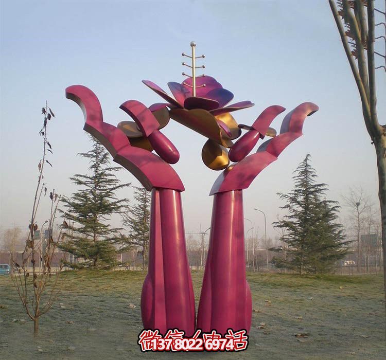 不銹鋼雕塑——用手捧花朵，點綴公園抽象美