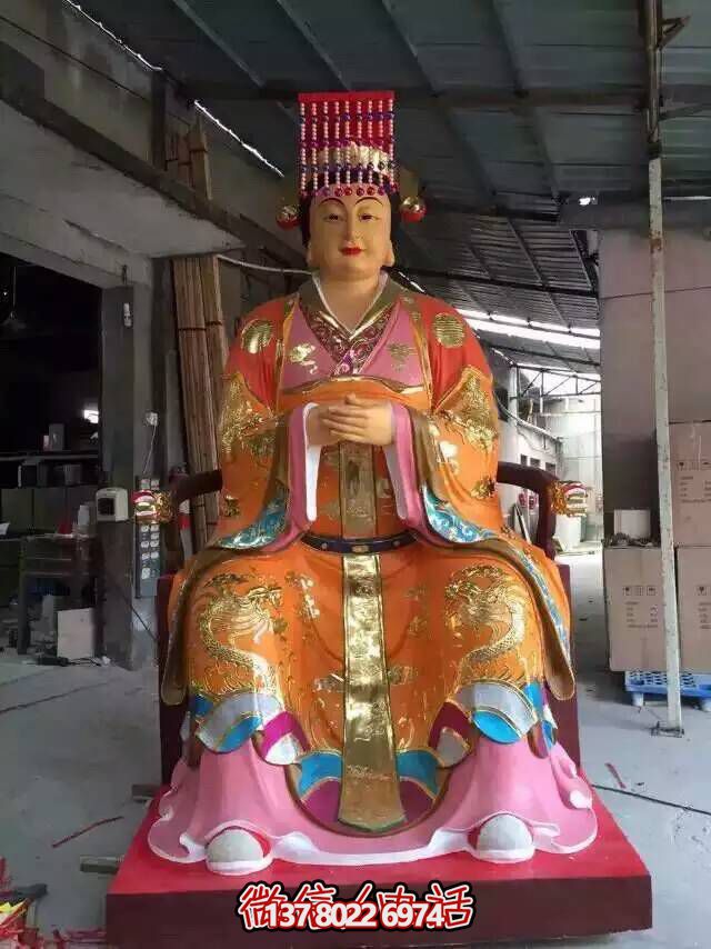 王母娘娘純銅雕塑，屹立于寺廟之中