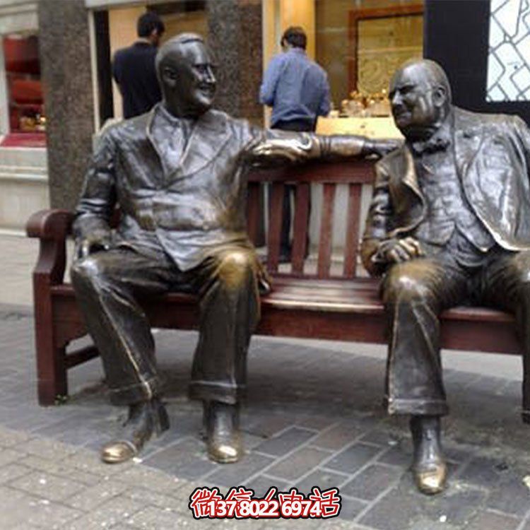 黃銅西方人物雕塑，讓街頭活躍起來