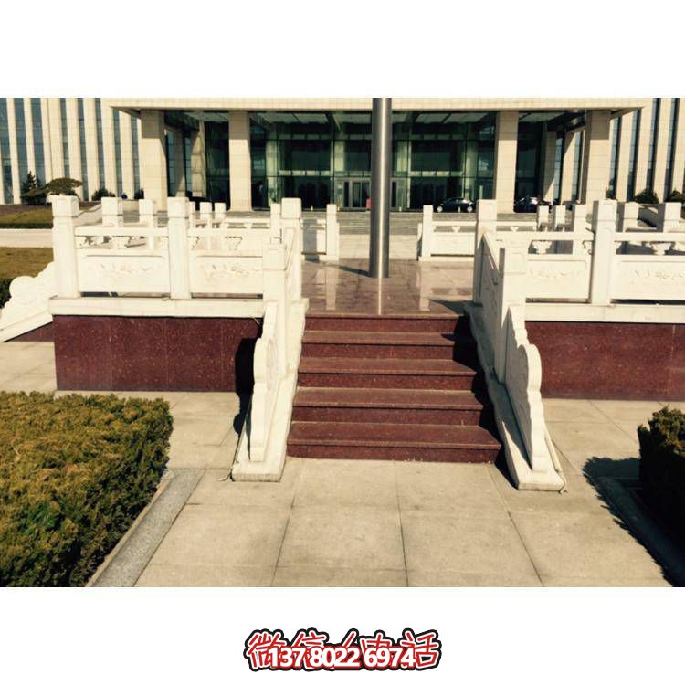 精美雕塑裝飾欄桿，增添學(xué)校廣場升旗臺象征意義