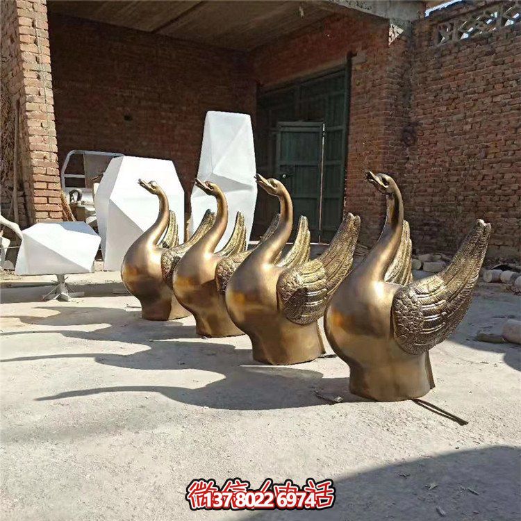 仿銅噴水雕塑，玻璃鋼景觀天鵝水池，為廣場園林?jǐn)[放