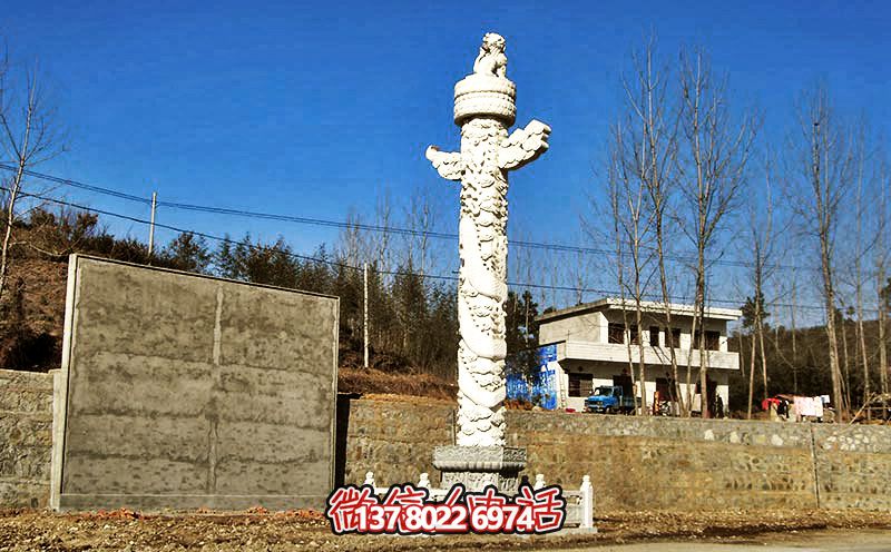 漢白玉華表雕塑，點綴農(nóng)村廣場