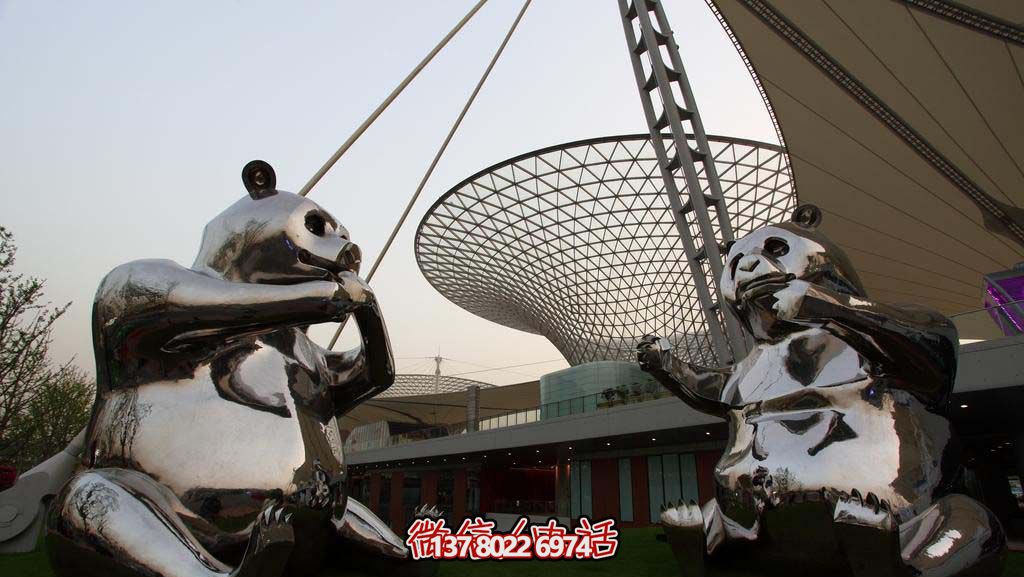 不銹鋼卡通熊貓雕塑，為動(dòng)物園擺放鏡面裝飾