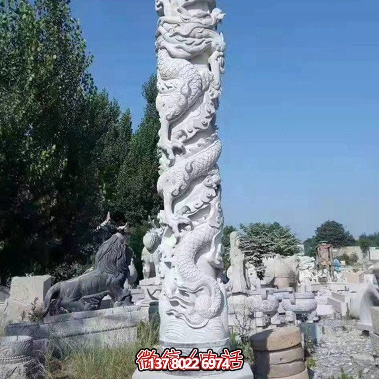 仿古石雕龍柱雕塑，為廣場增添古典魅力