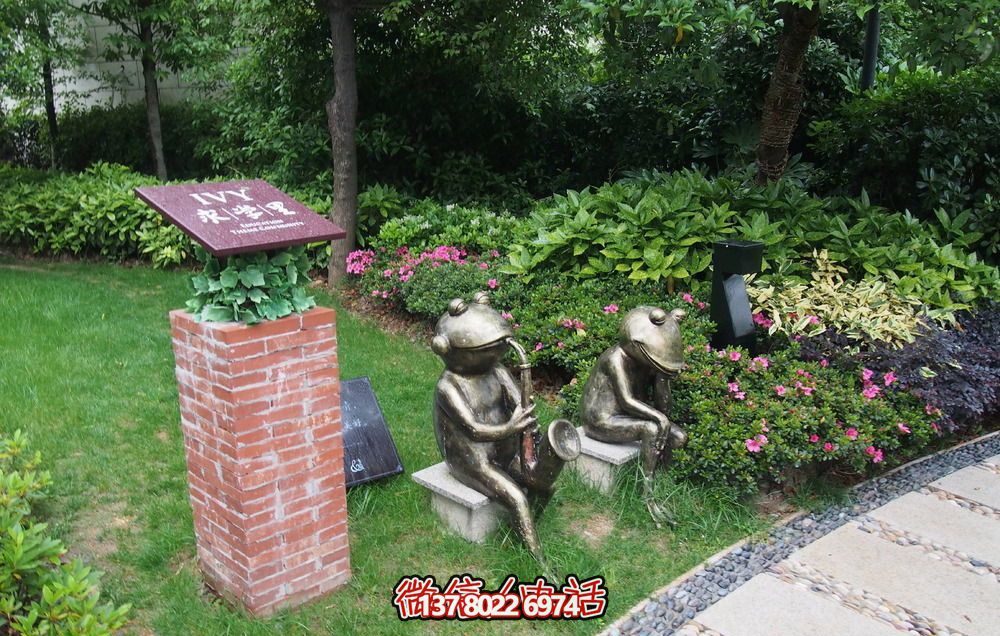 唯美青蛙雕塑，用不銹鋼增添公園景色