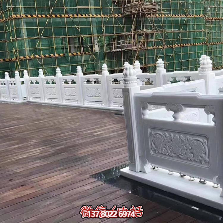 絢麗多彩的防護欄桿，為河道升旗臺打造夢幻般的園林雕塑