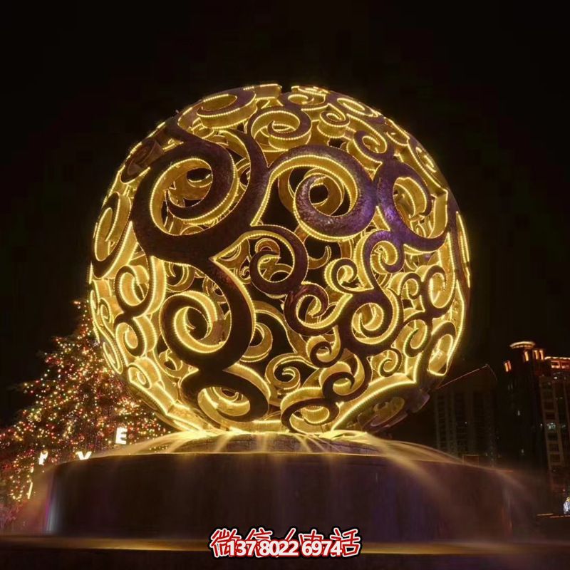 不銹鋼鏤空球雕塑，照亮夜晚的美麗噴泉