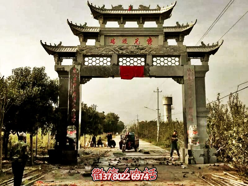 裝飾新村莊單門牌坊，青石鏤空浮雕精美