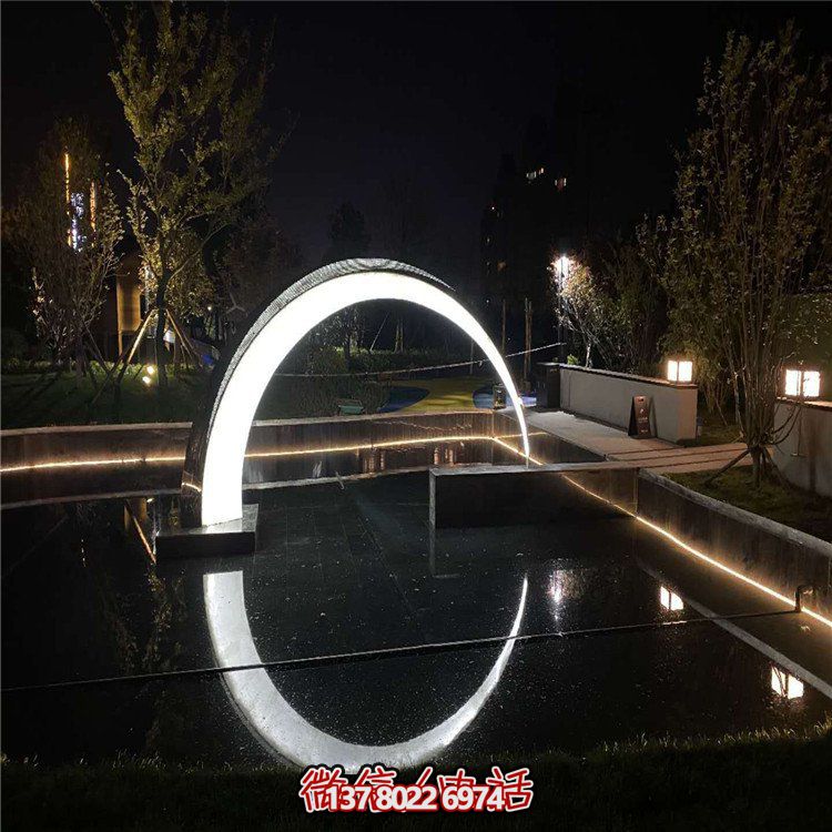月牙形不銹鋼雕塑，美化城市水景