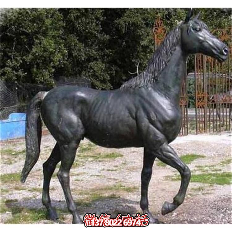 玻璃鋼仿銅馬雕塑，為園林廣場增添獨(dú)特魅力