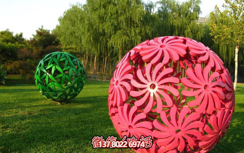 創(chuàng)意粉色鏤空球雕塑，為公園草坪增添童趣