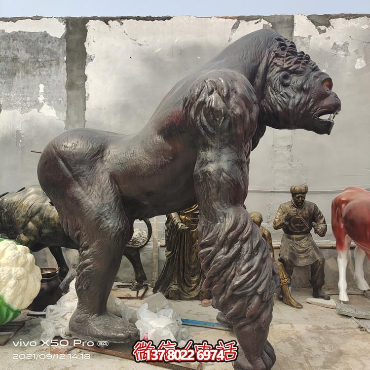 仿真玻璃鋼大猩猩雕塑，給游樂園帶來新的樂趣