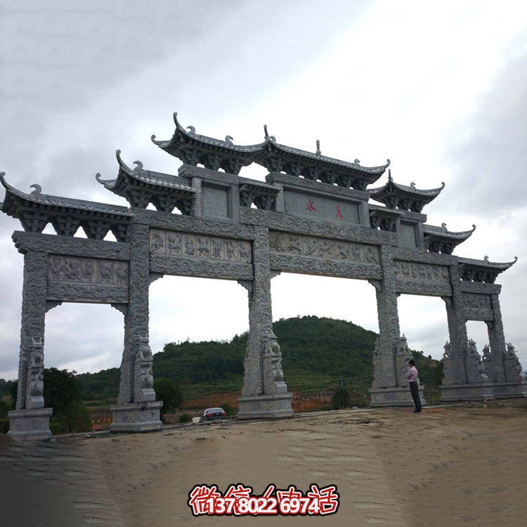 精美大型仿古青石雕刻門樓牌坊，為景區(qū)入口增添精彩