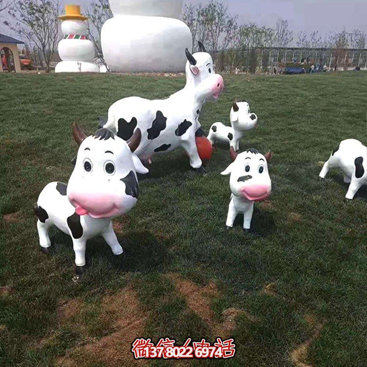 可愛(ài)小奶牛玻璃鋼雕塑，為戶外園林景觀增添獨(dú)特魅力