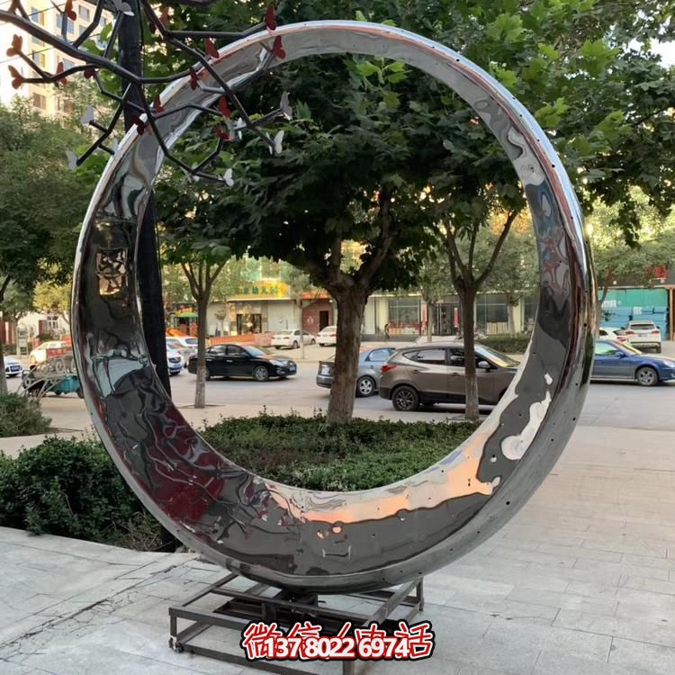 高級不銹鋼鏡面拋光圓環(huán)噴泉，為酒店會所戶外景觀雕塑增添絢麗色彩