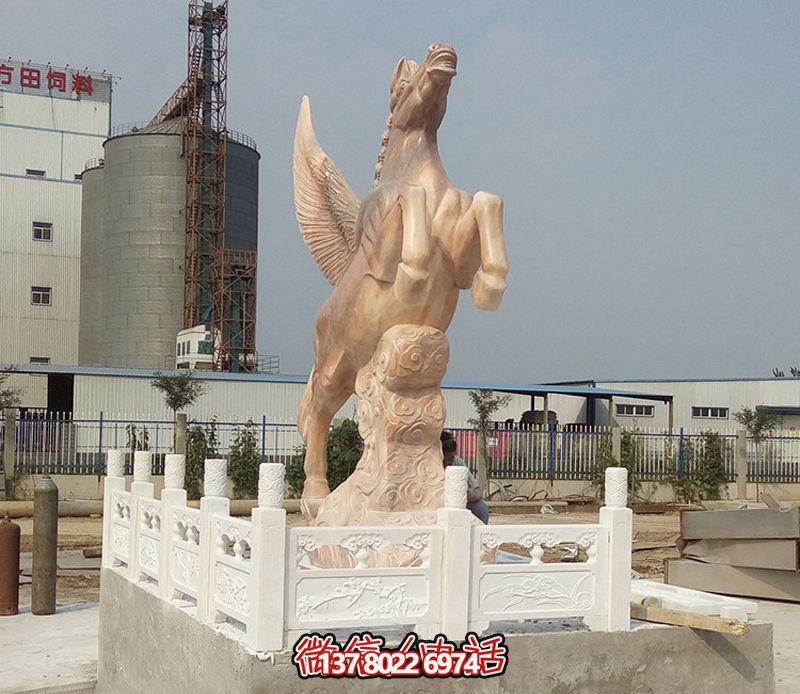 飛馬石雕創(chuàng)意雕塑，點(diǎn)綴廣場(chǎng)上的黃蠟石
