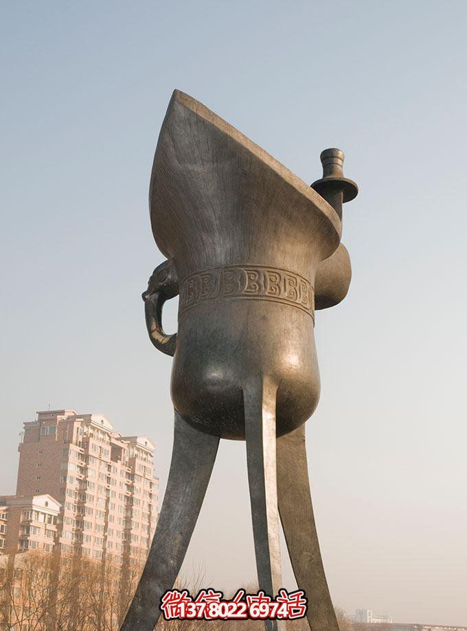 大型不銹鋼仿銅酒杯雕塑，傳承酒文化