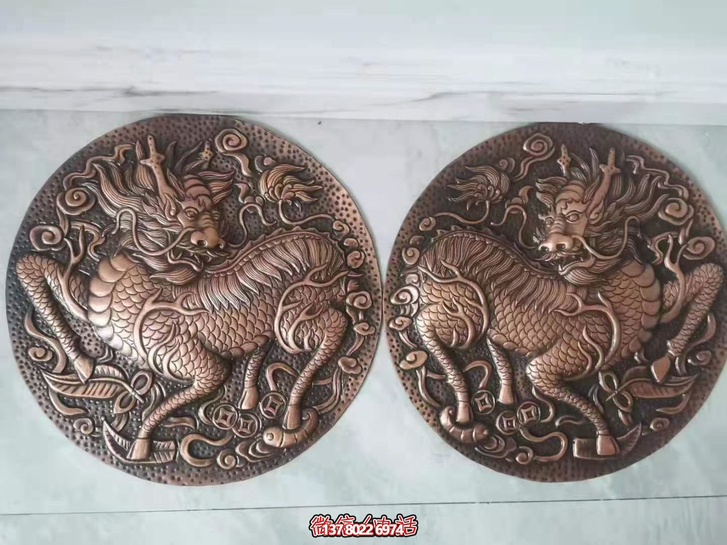 青銅裝飾畫(huà)以麒麟為主題的圓形浮雕