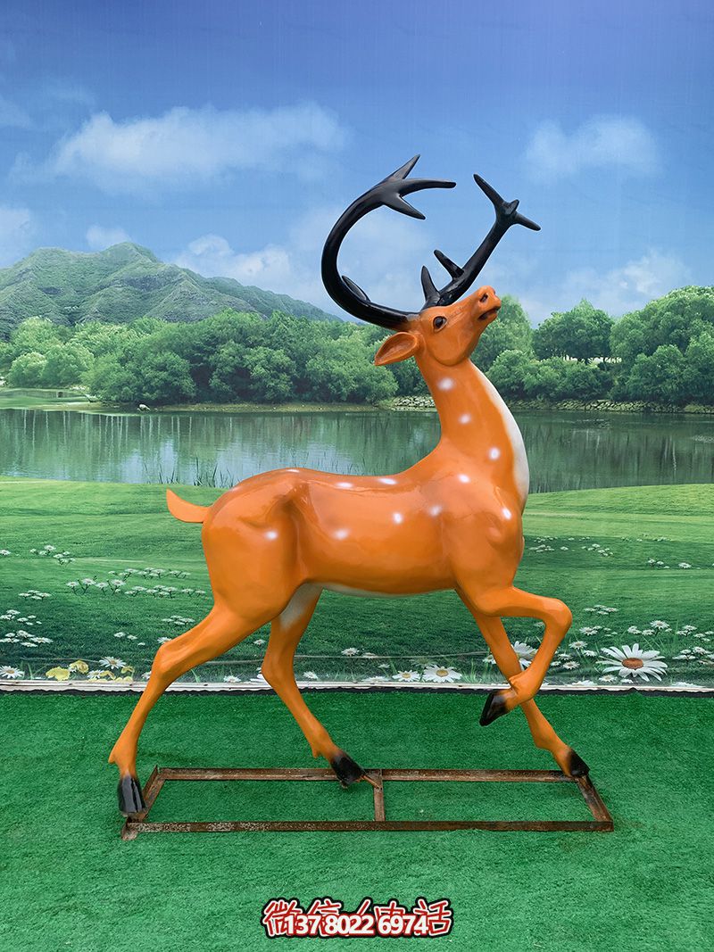 彩繪玻璃鋼雕塑梅花鹿——行走抬頭，點(diǎn)綴廣場街道