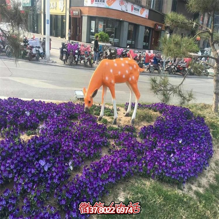 仿真鹿雕塑，在草叢中擺放，玻璃鋼打造