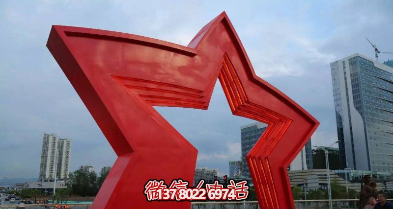 不銹鋼雕塑拱門，點綴景觀廣場