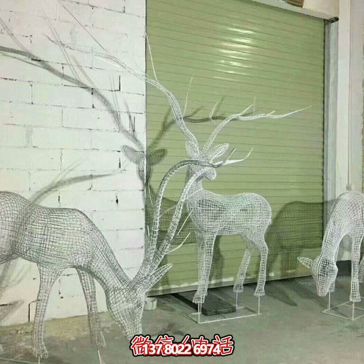 不銹鋼鏤空網(wǎng)格鹿燈光亮化擺件，為公園草坪上裝飾增添精彩