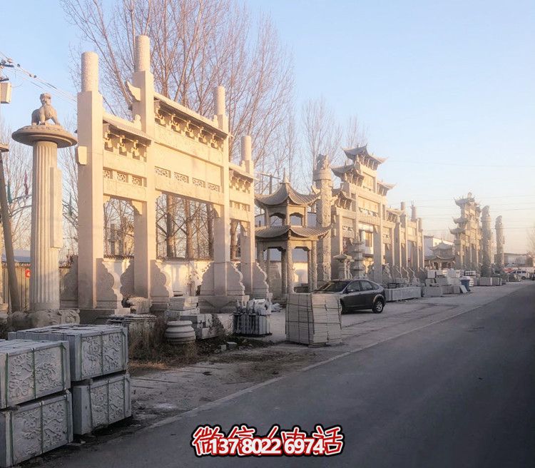 大理石門牌樓，點(diǎn)綴村莊入口