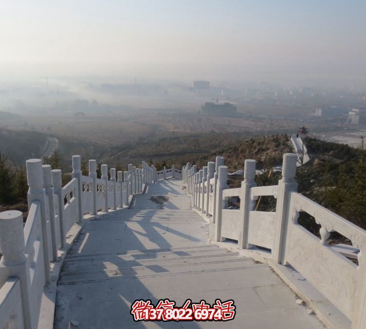 精致石雕護(hù)欄，漢白玉青石欄板點(diǎn)綴天然風(fēng)情