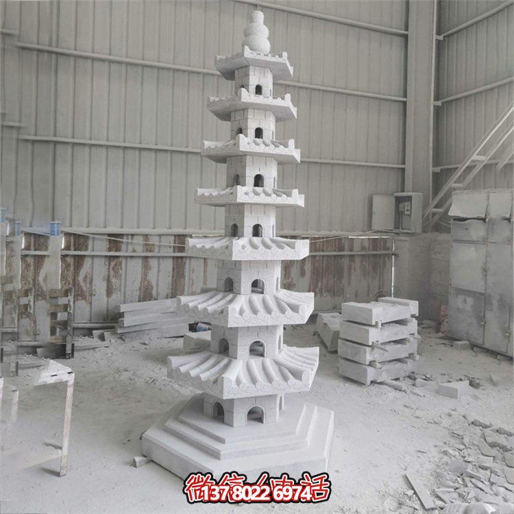 天然青石多層石佛塔，雕刻精美，為寺廟擺放