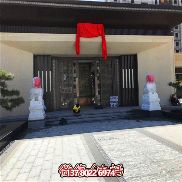 精美大型漢白玉石獅子雕刻門墩，為別墅門口增添雅致氣息