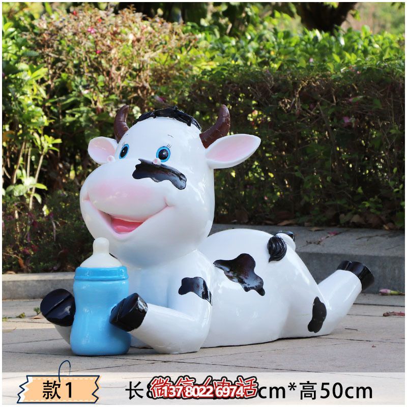 玻璃鋼牛雕塑，為幼兒園的幼兒們趴著喝奶更添樂趣