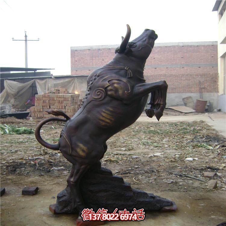 牛年奮進雕塑，玻璃鋼仿銅戶外景區(qū)農(nóng)耕積極雕塑