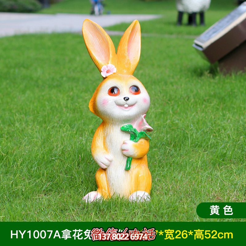 黃色樹脂兔子雕塑，室內(nèi)擺放只有一個