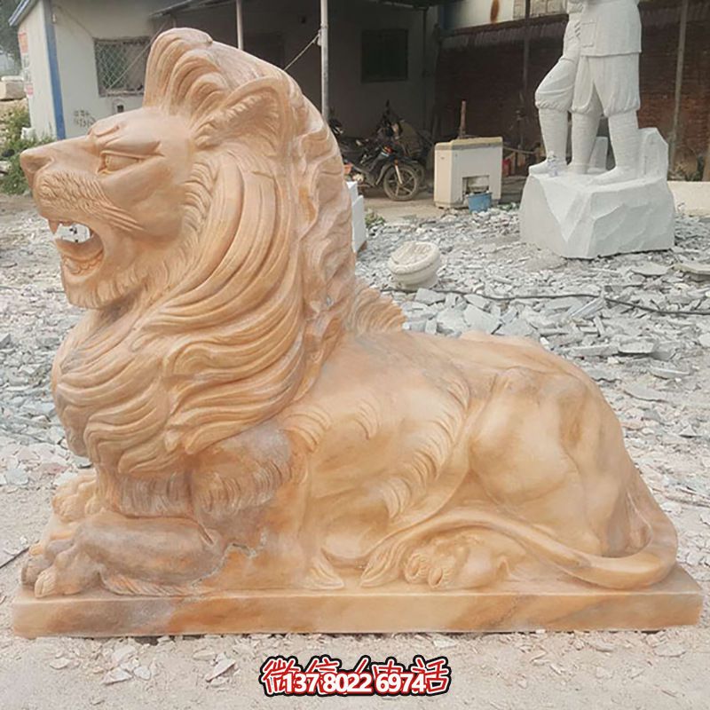 兇猛獅子紅石雕臥著雕塑，為公園景區(qū)添彩晚霞之美