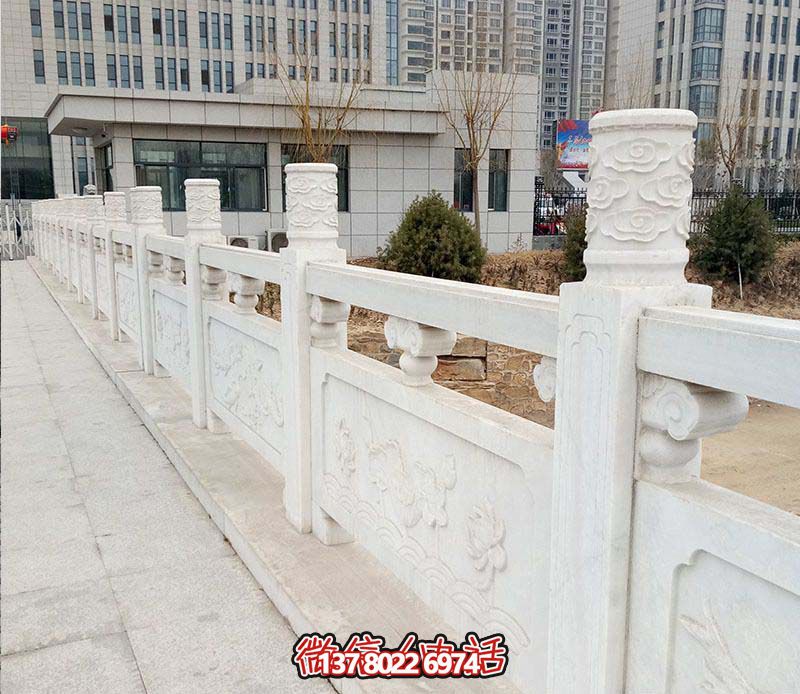 漢白玉鑲嵌欄桿扶手，點綴走廊裝飾，為城市花園添彩