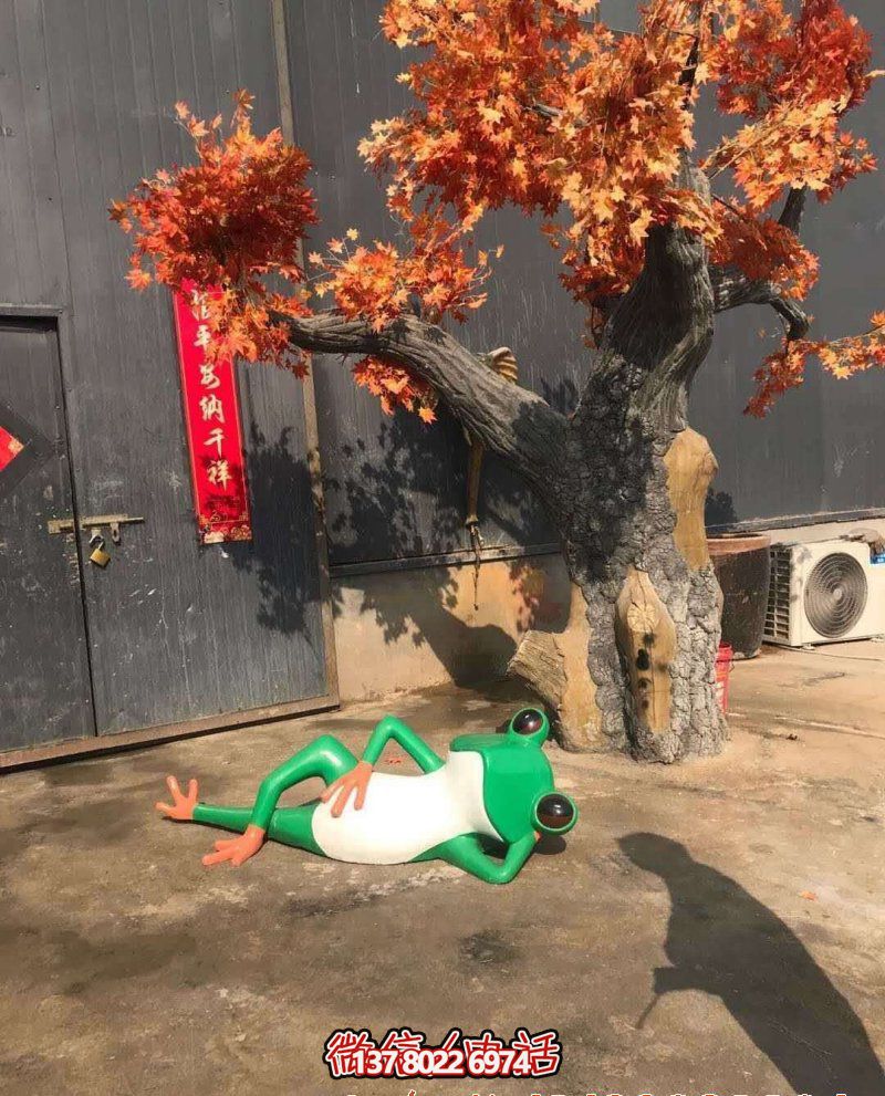 玻璃鋼雕塑躺臥青蛙，給公園增添美感