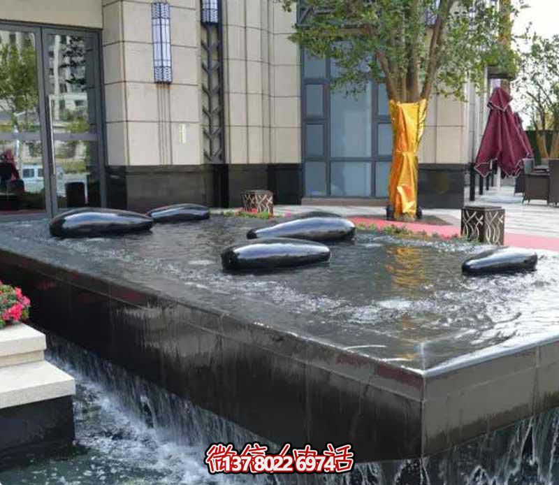 創(chuàng)意水中鵝卵石雕塑，為酒店池塘帶來(lái)抽象美感