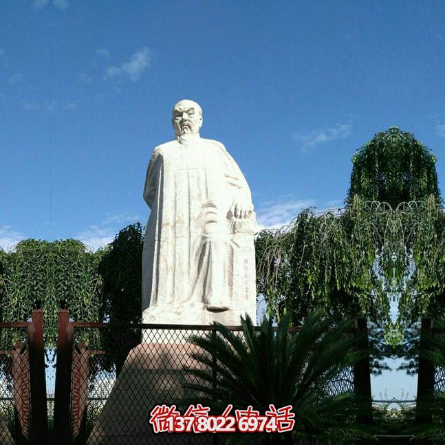 林則徐石雕塑，點綴校園廣場