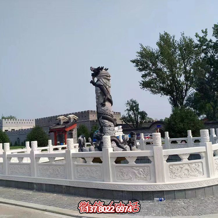 漢白玉石雕欄板，為景區(qū)水池提供防護(hù)及園林裝飾