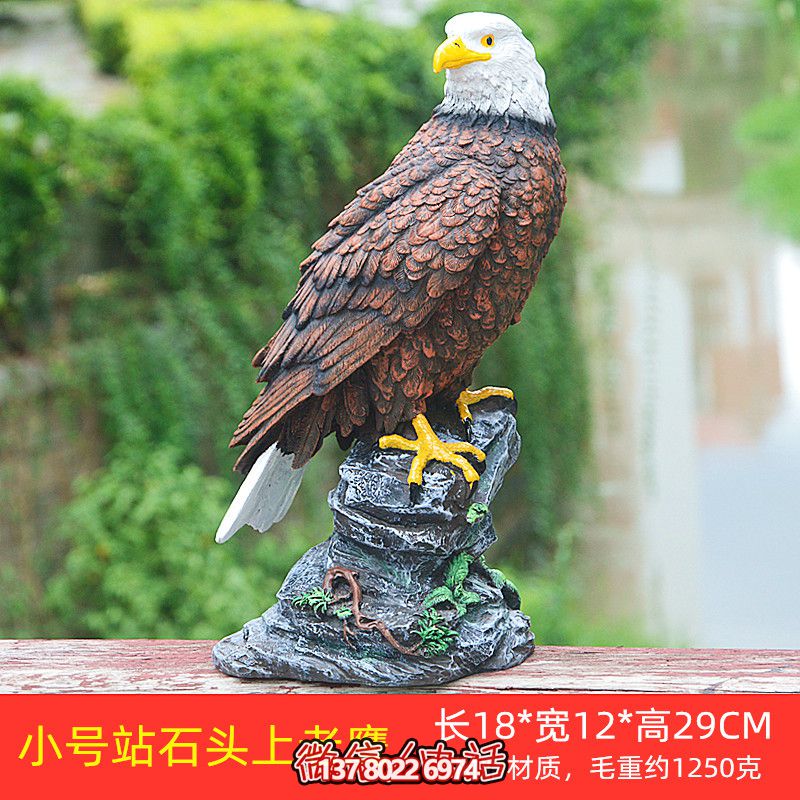 石頭藝術(shù)老鷹雕塑，點(diǎn)綴花園站