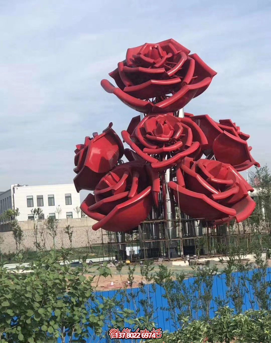 紅色玫瑰不銹鋼創(chuàng)意雕塑——美化廣場(chǎng)，增添驚喜