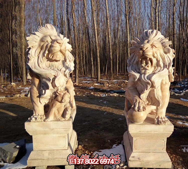 紅色獅子雕塑，欣賞絕美晚霞