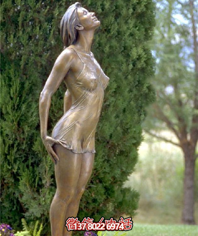 西方風(fēng)格仿銅人物雕塑玻璃鋼擺放，為公園園林增添靈動(dòng)之美