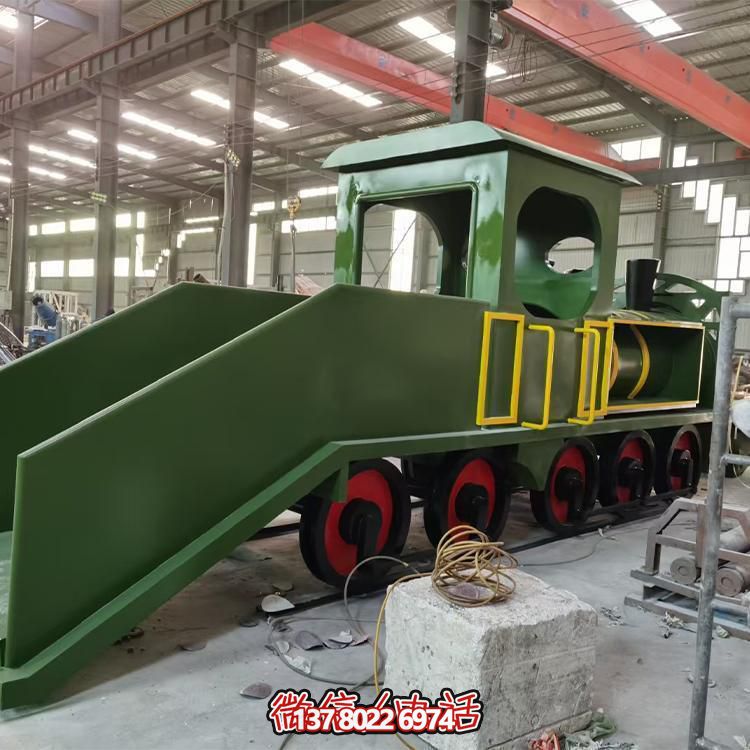 精致不銹鋼車頭雕塑，給游樂園增添時尚色彩